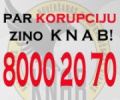 Teksts latviešu valodā ar aicinājumu ziņot par korupciju KNAB, ar lieliem sarkaniem cipariem izcelts tālruņa numurs 80002070.