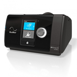 Melns ResMed AirSense 10 CPAP aparāts ar digitālo ekrānu un vadības slēdzi, kas paredzēts miega apnojas terapijai, atrodas uz balta fona.